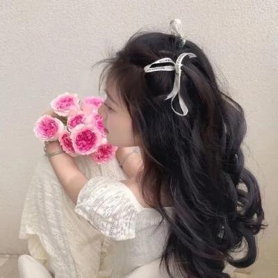 戴流苏耳环的少女